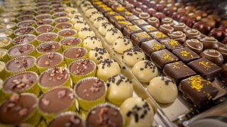 Ak existuje perfektný spôsob, ako si osladiť nedeľu, tak je to u nás – s viac ako 30 druhmi praliniek! 😍 Jemná čokoláda,...